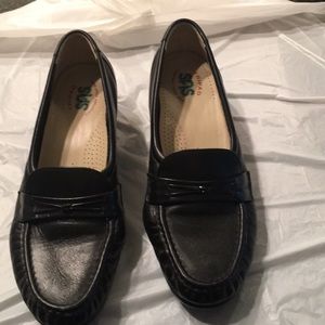 SAS Black 7.5 M Shoe w/ Slight Heel